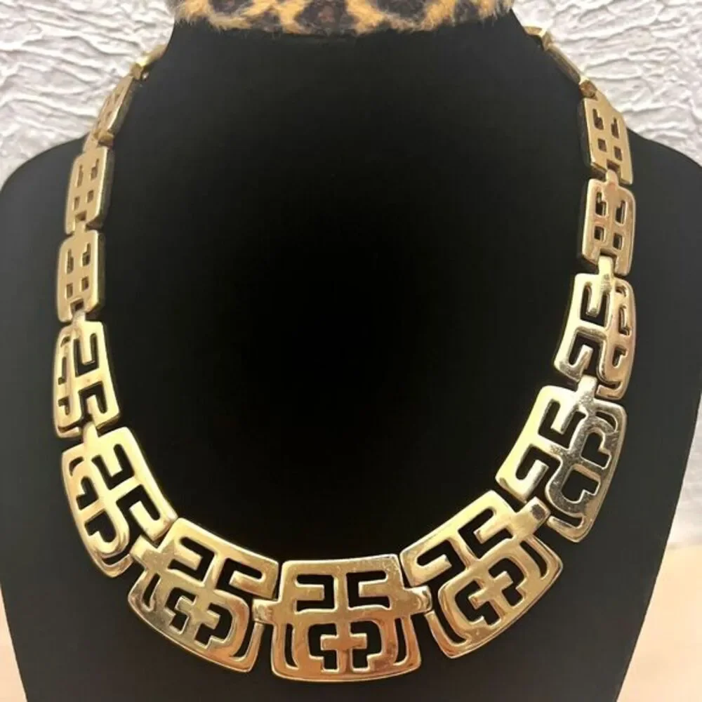 ¡VINTAGE RARE! Crown TRIFARI Asian Style Choker/Necklace, Gold-Tone. 17 in. - Picture 2 of 6